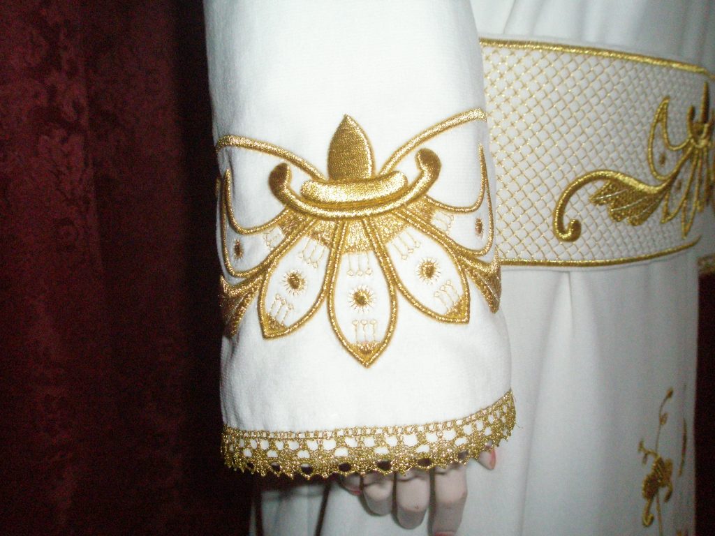 Túnica blanca de Mariam con bordado dorado, regalos de cumpleaños
